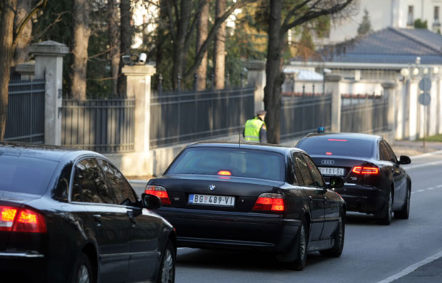 Казне и до 150.000 за функционере који службеним аутомобилом крену у изборну кампању